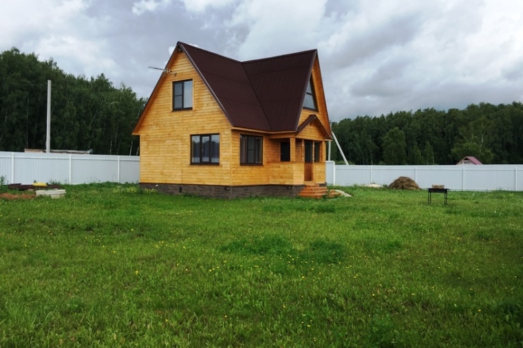 Участок с домом недорого. Земельный участок с домом. Деревенский дом с участком. Дом с участком в Подмосковье. Красивый земельный участок с домом большой.